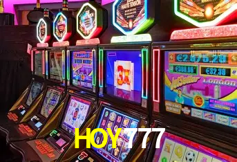 Una escena digital vívida inspirada en casino con HOY777 mostrado prominentemente, luces brillantes, fichas, cartas y acentos dorados.